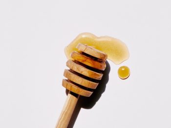 4 Beauty Benefits Of Raw Honey and 4 Ways To Use It